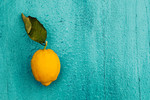 Zitrone auf Tisch